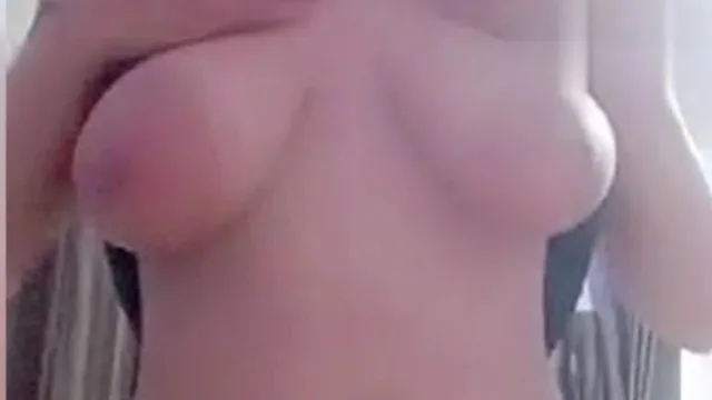 بنت بنوت مصرية تعبص في خرم طيزها وبزازها قدامك